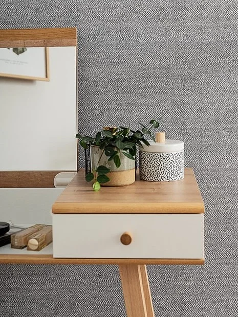  Ściana w szarych panelach ściennych imitujących wygląd i teksturę tkaniny